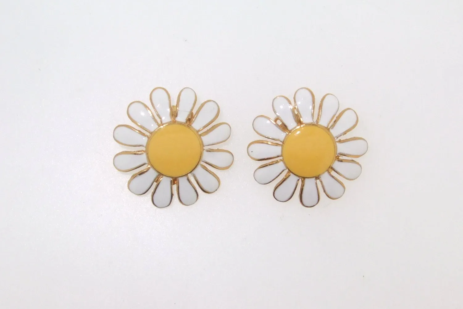 Daisy Earrings Vintage style Yellow and white Enamel Flowers