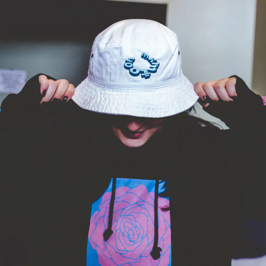 mxmtoon white bucket hat